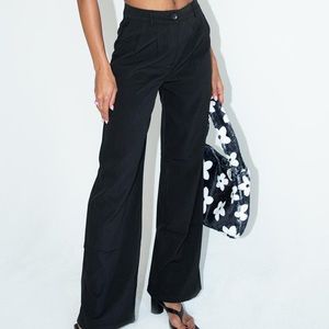 Black pleated pant 
Silky smooth lightweight material 
Pocketed